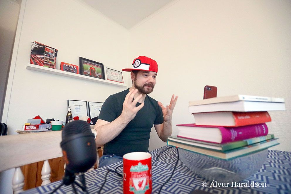 Bamsesovs hevur ofta á eyðkenda Pokémon-hattin á, tá hann vloggar