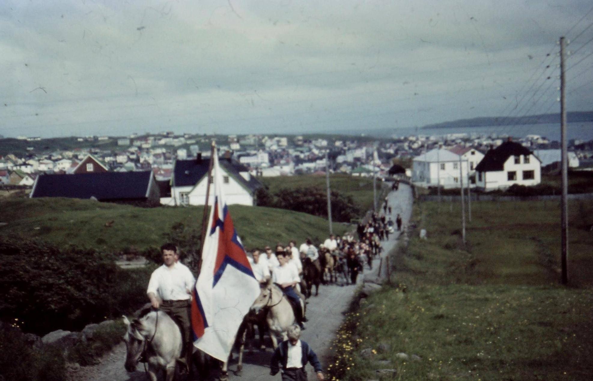 Mynd hjá Gunnar Gunnarsson (1916-1992) frá fyrst í 1960-unum - tikin væl áðrenn trøini vóru plantaði í Prestlág