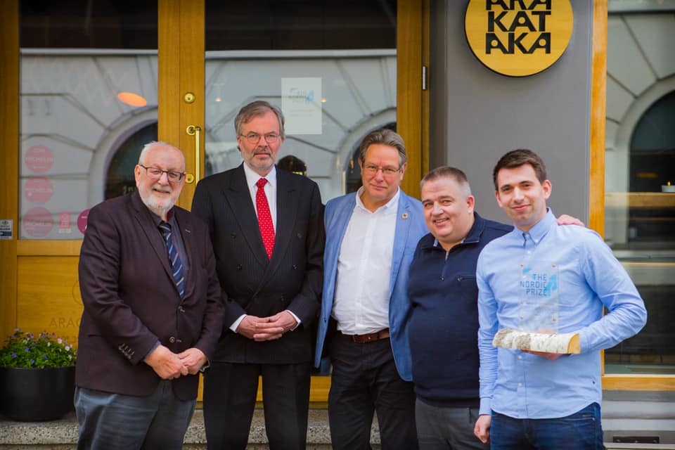 Frá vinstru: Bent Christensen, Arne Ronold úr norsku dómsnevndini og Leif Friis Jørgensen saman við Jan Restorff og soninum Tóri, báðir frá Søllerød Kro.